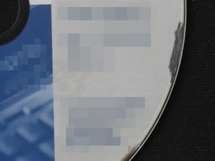 płytka ze zdrapaną farbą na brzegu